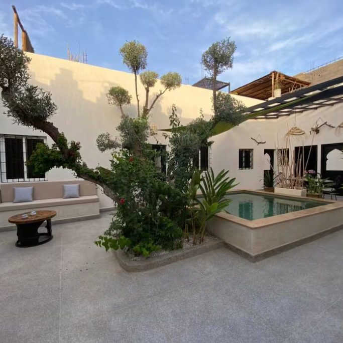 Location villa 2 chambres à Marrakech avec piscine privée et jardin intime pour une tranquillité totale.